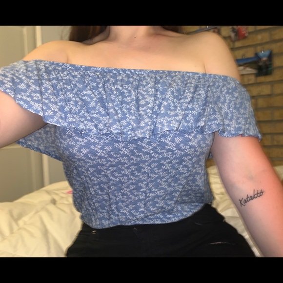 Cute off the shoulder shirt - Picture 1 of 3